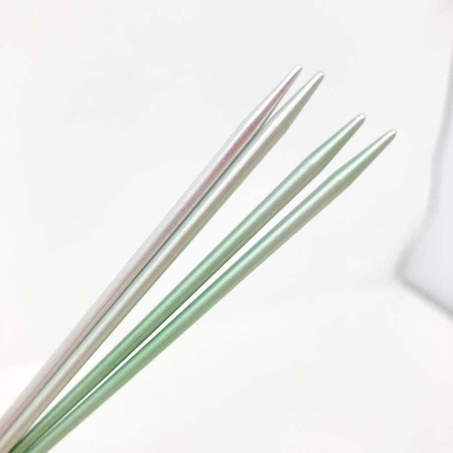 US 2 Knitting Needles Set of 4 (1)