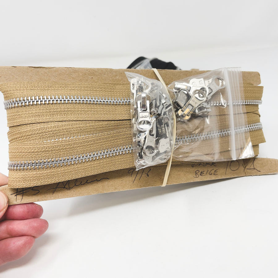 Metal Continuous Zipper Lengths with Silver Pulls