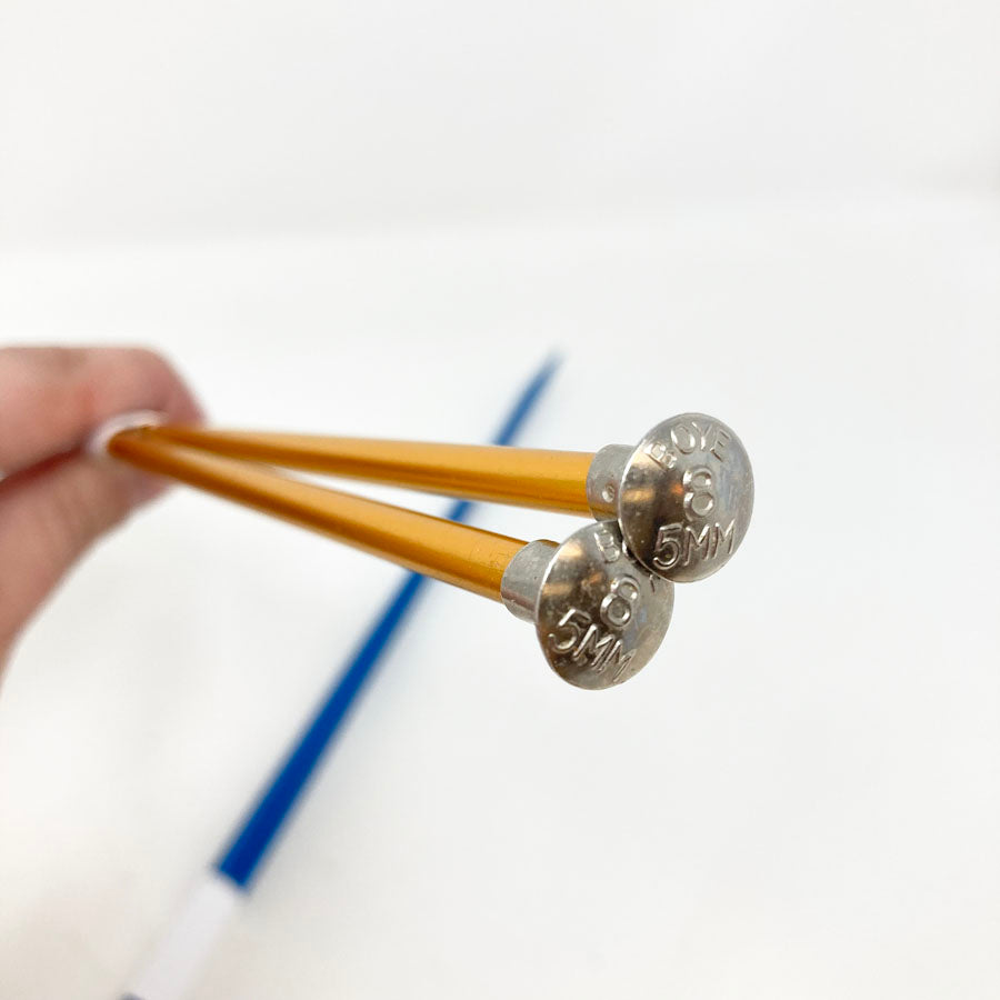US 8 Knitting Needles (5mm) (1)