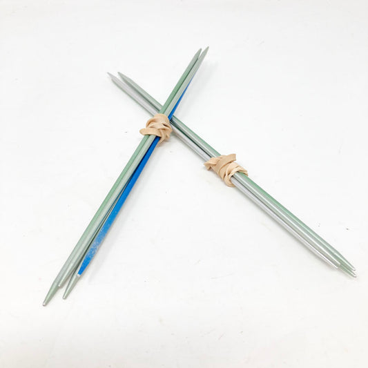 US 2 Knitting Needles Set of 4 (1)